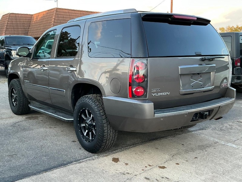 GMC Yukon Vehicle Full-screen Gallery Image 02