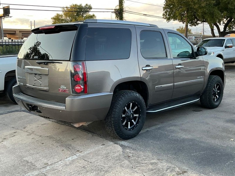 GMC Yukon Vehicle Full-screen Gallery Image 03