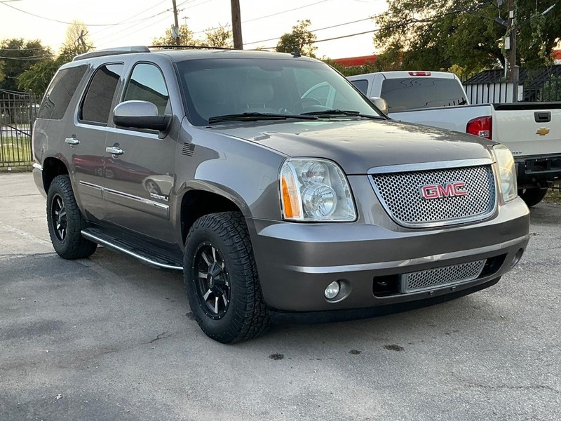 GMC Yukon Vehicle Full-screen Gallery Image 04