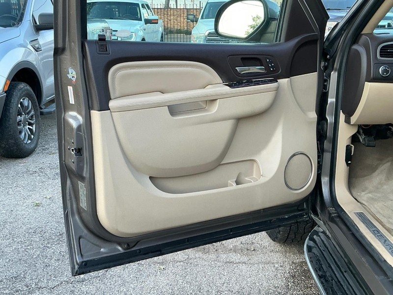 GMC Yukon Vehicle Full-screen Gallery Image 06