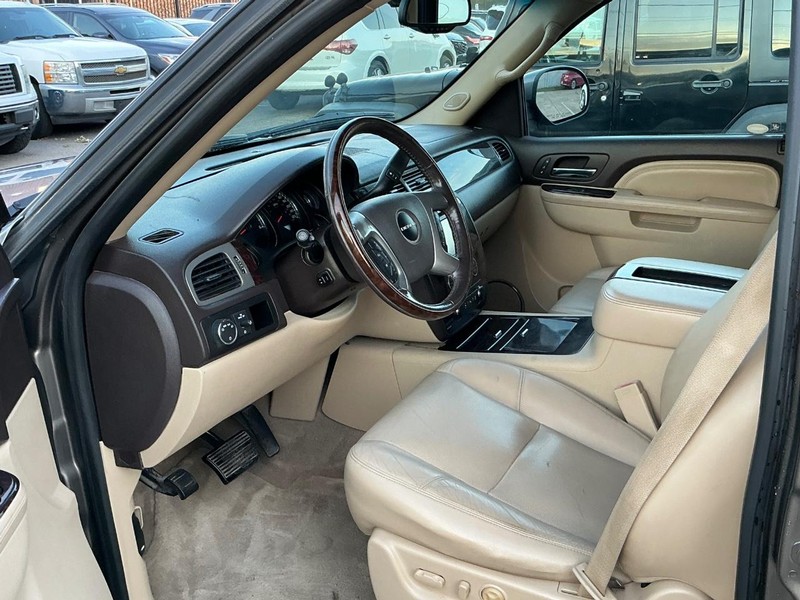 GMC Yukon Vehicle Full-screen Gallery Image 07