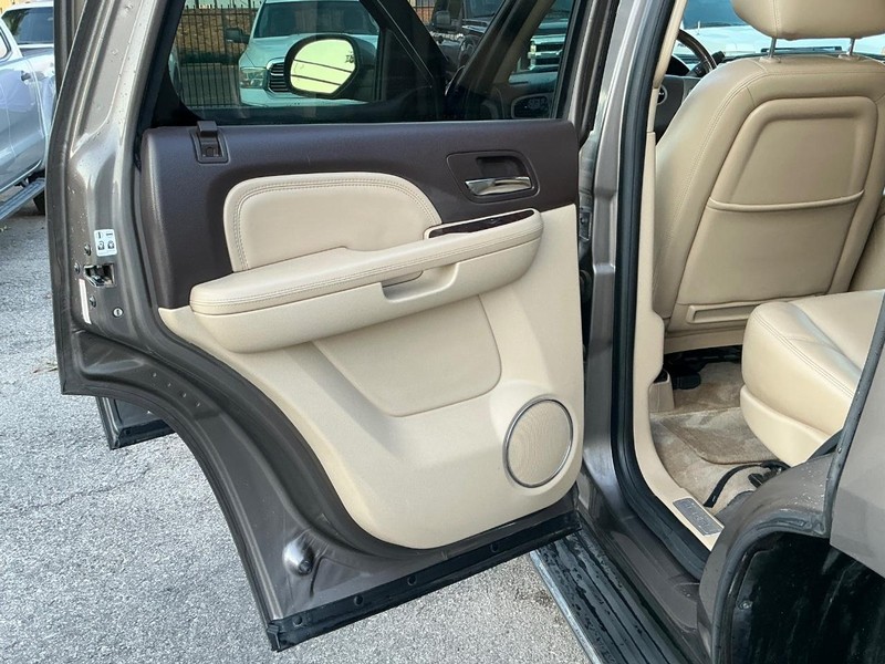 GMC Yukon Vehicle Full-screen Gallery Image 08