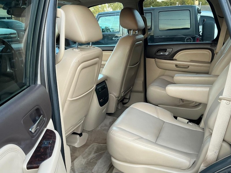 GMC Yukon Vehicle Full-screen Gallery Image 09