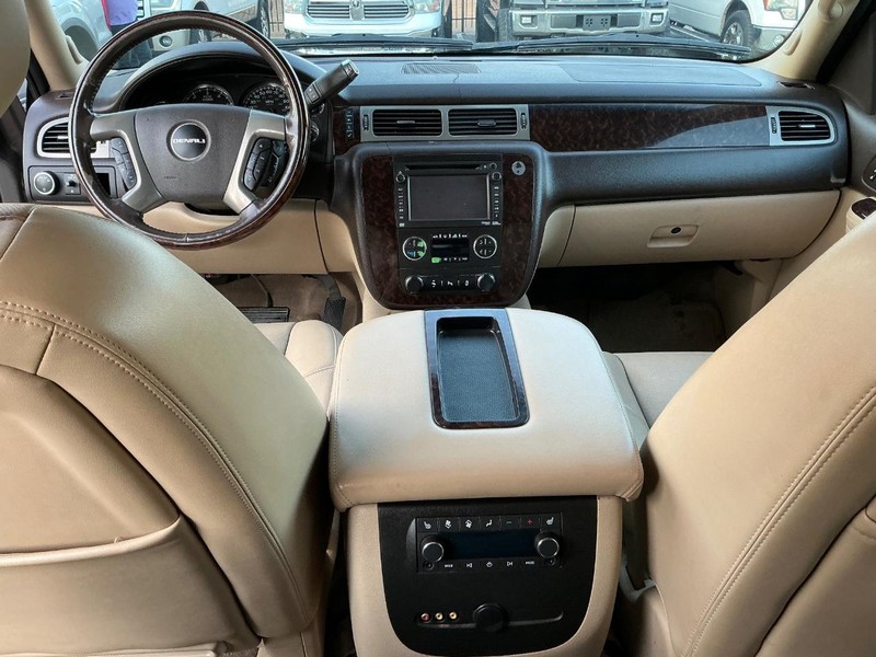 GMC Yukon Vehicle Full-screen Gallery Image 11