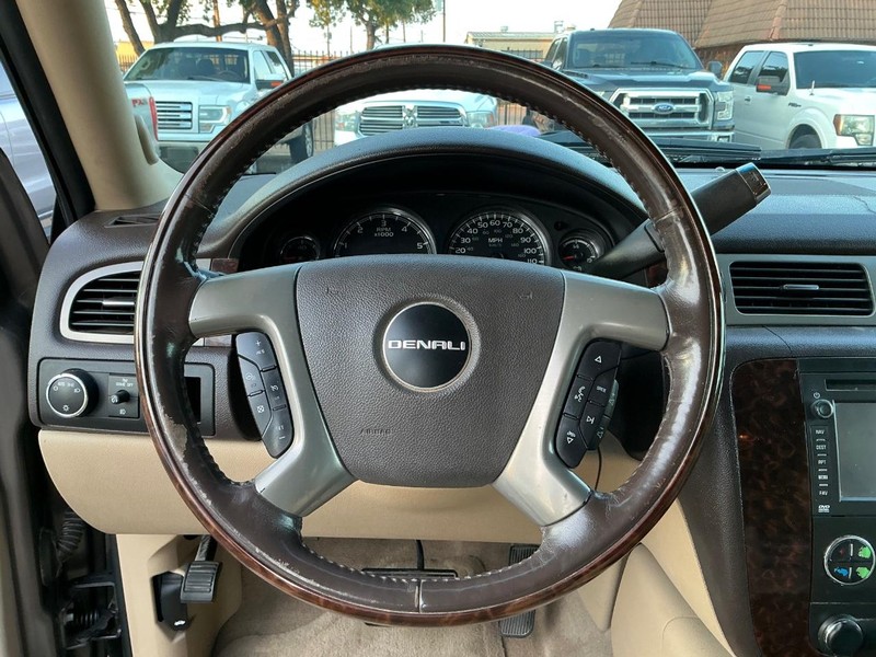 GMC Yukon Vehicle Full-screen Gallery Image 12