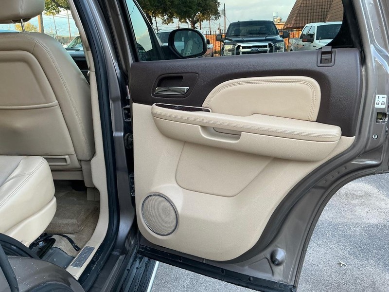 GMC Yukon Vehicle Full-screen Gallery Image 16