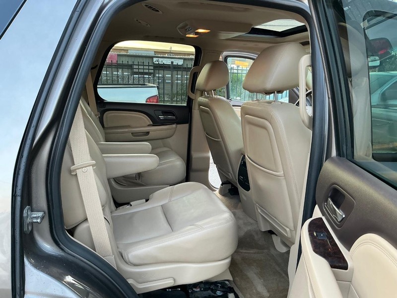 GMC Yukon Vehicle Full-screen Gallery Image 17