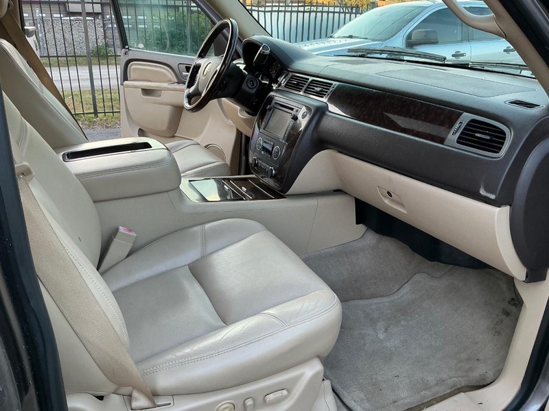 GMC Yukon Vehicle Full-screen Gallery Image 18