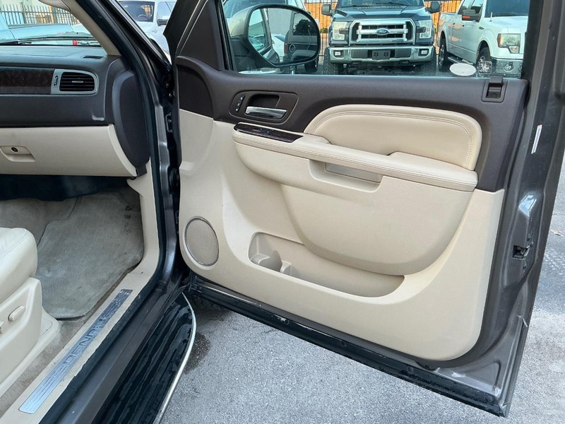 GMC Yukon Vehicle Full-screen Gallery Image 19