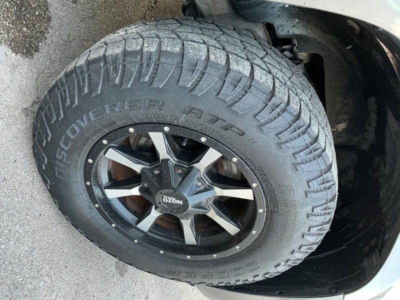 GMC Yukon Vehicle Full-screen Gallery Image 21