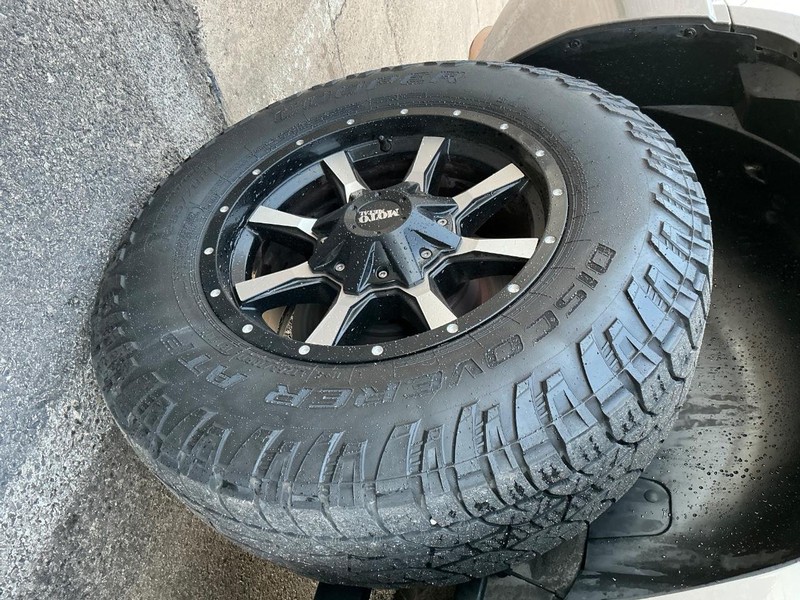 GMC Yukon Vehicle Full-screen Gallery Image 22