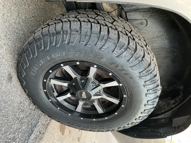 GMC Yukon Vehicle Full-screen Gallery Image 23