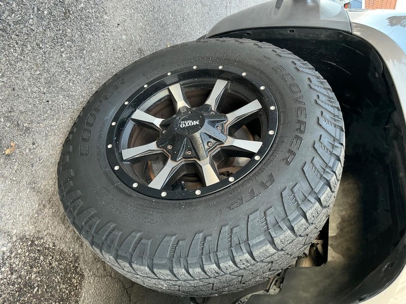 GMC Yukon Vehicle Full-screen Gallery Image 24