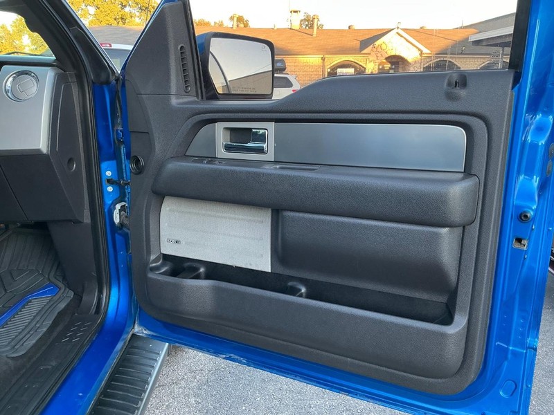 Ford F-150 Vehicle Full-screen Gallery Image 17