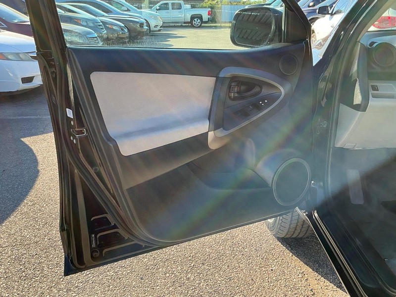 Toyota RAV4 Vehicle Full-screen Gallery Image 06