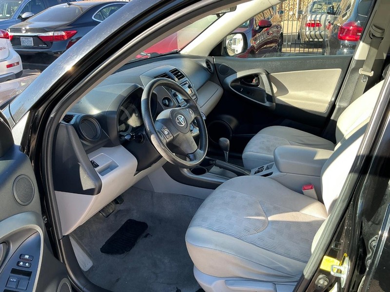 Toyota RAV4 Vehicle Full-screen Gallery Image 07