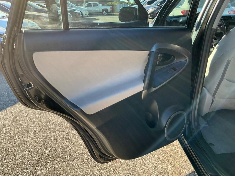 Toyota RAV4 Vehicle Full-screen Gallery Image 08