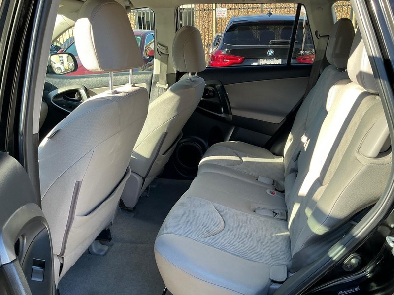 Toyota RAV4 Vehicle Full-screen Gallery Image 09