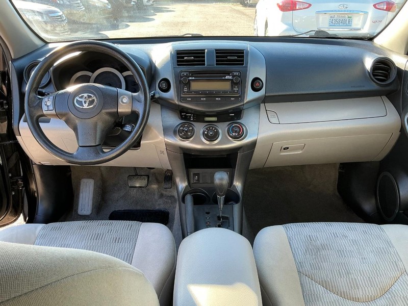 Toyota RAV4 Vehicle Full-screen Gallery Image 11
