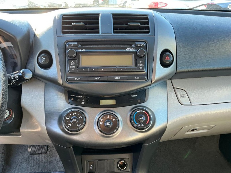 Toyota RAV4 Vehicle Full-screen Gallery Image 12