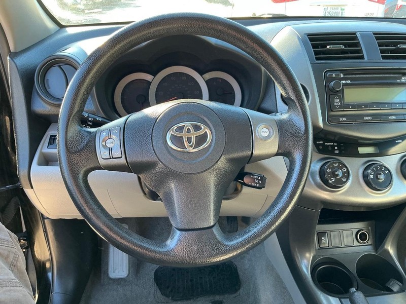 Toyota RAV4 Vehicle Full-screen Gallery Image 13