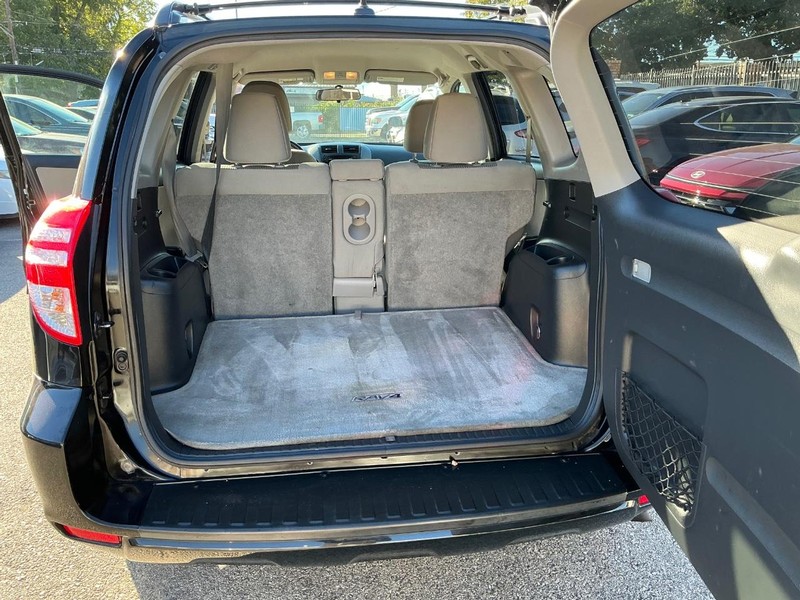 Toyota RAV4 Vehicle Full-screen Gallery Image 14