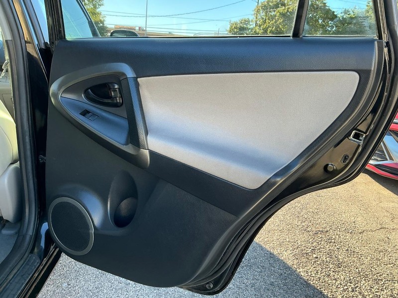 Toyota RAV4 Vehicle Full-screen Gallery Image 16