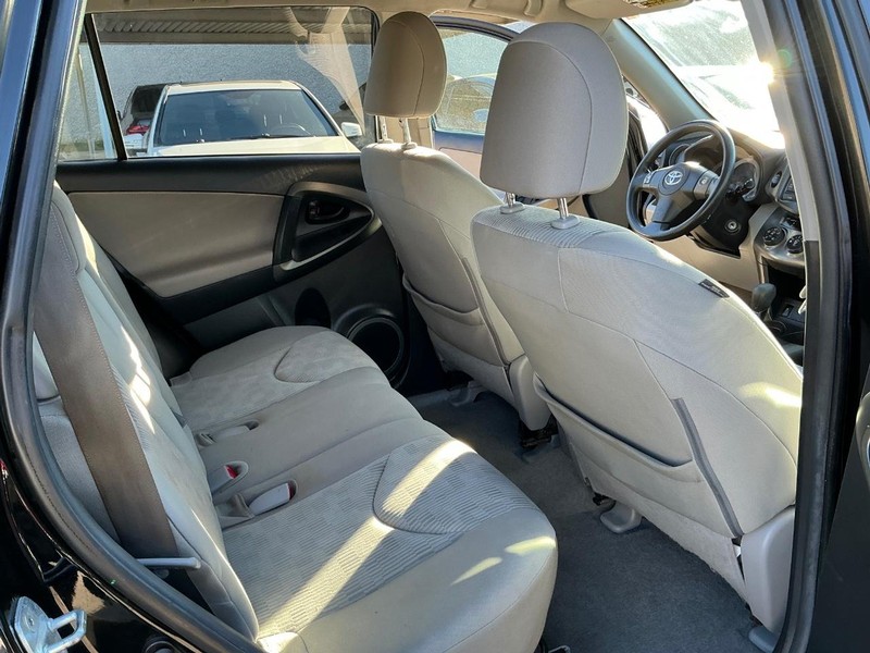 Toyota RAV4 Vehicle Full-screen Gallery Image 17