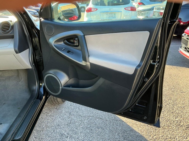 Toyota RAV4 Vehicle Full-screen Gallery Image 18