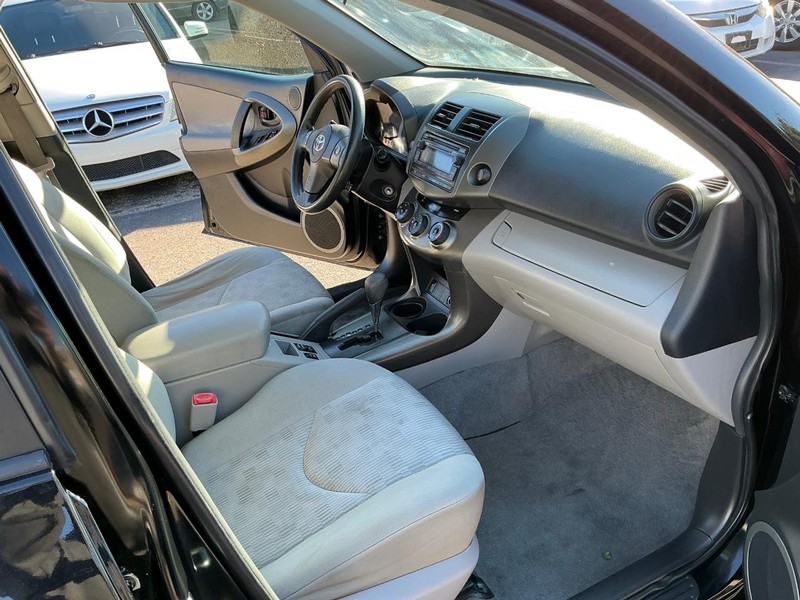 Toyota RAV4 Vehicle Full-screen Gallery Image 19