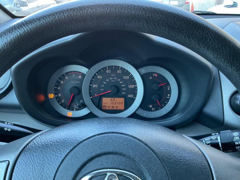 Toyota RAV4 Vehicle Full-screen Gallery Image 26