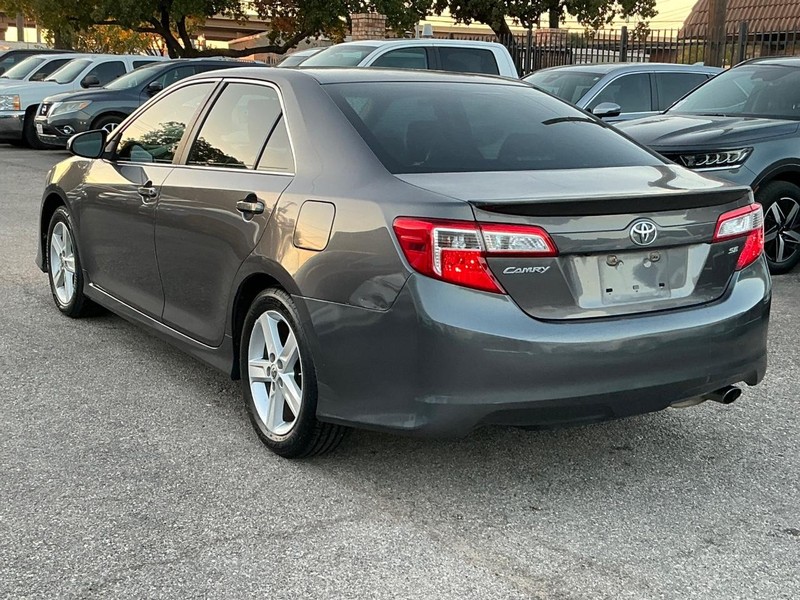 Toyota Camry Vehicle Full-screen Gallery Image 02