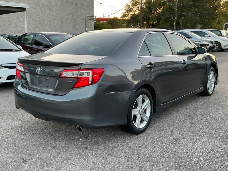 Toyota Camry Vehicle Full-screen Gallery Image 03