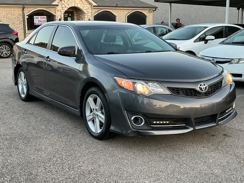 Toyota Camry Vehicle Full-screen Gallery Image 04