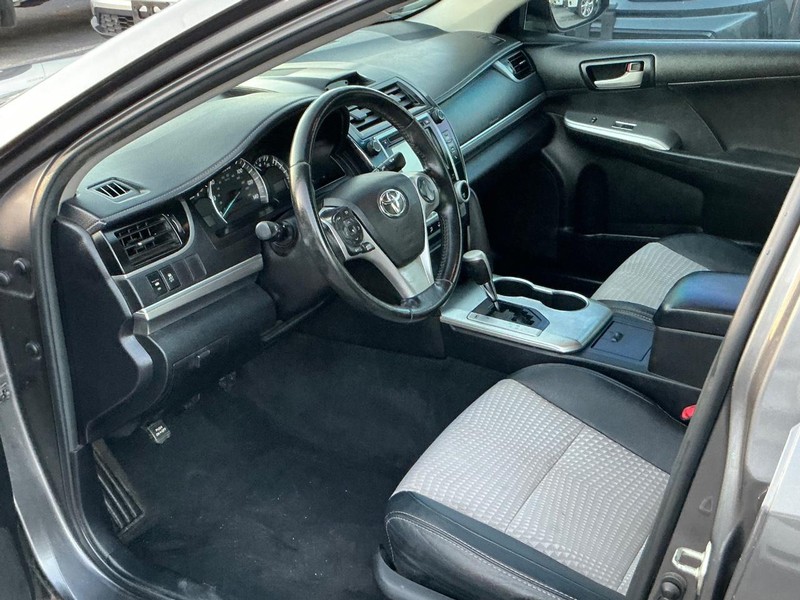 Toyota Camry Vehicle Full-screen Gallery Image 07