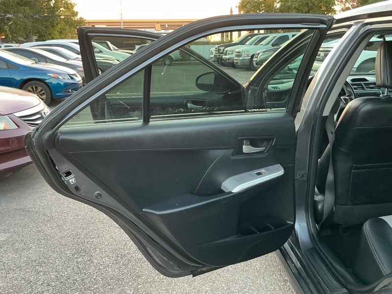 Toyota Camry Vehicle Full-screen Gallery Image 08