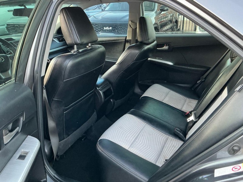 Toyota Camry Vehicle Full-screen Gallery Image 09