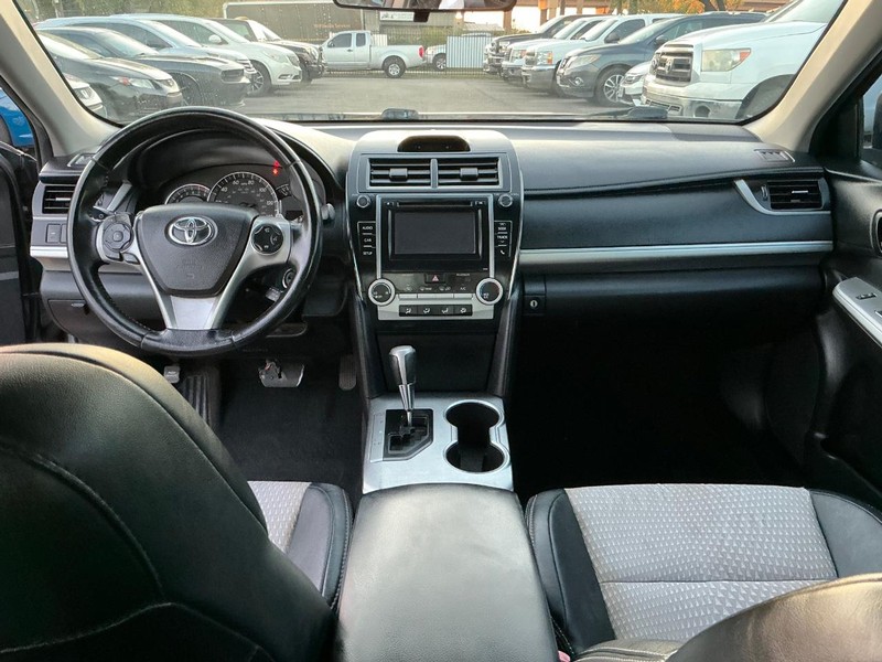 Toyota Camry Vehicle Full-screen Gallery Image 11