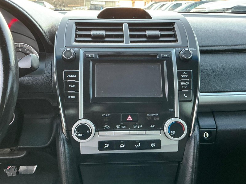 Toyota Camry Vehicle Full-screen Gallery Image 12