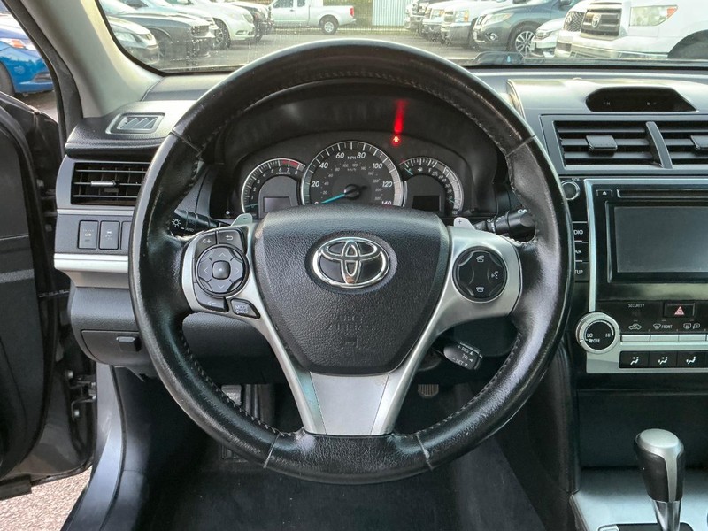 Toyota Camry Vehicle Full-screen Gallery Image 13