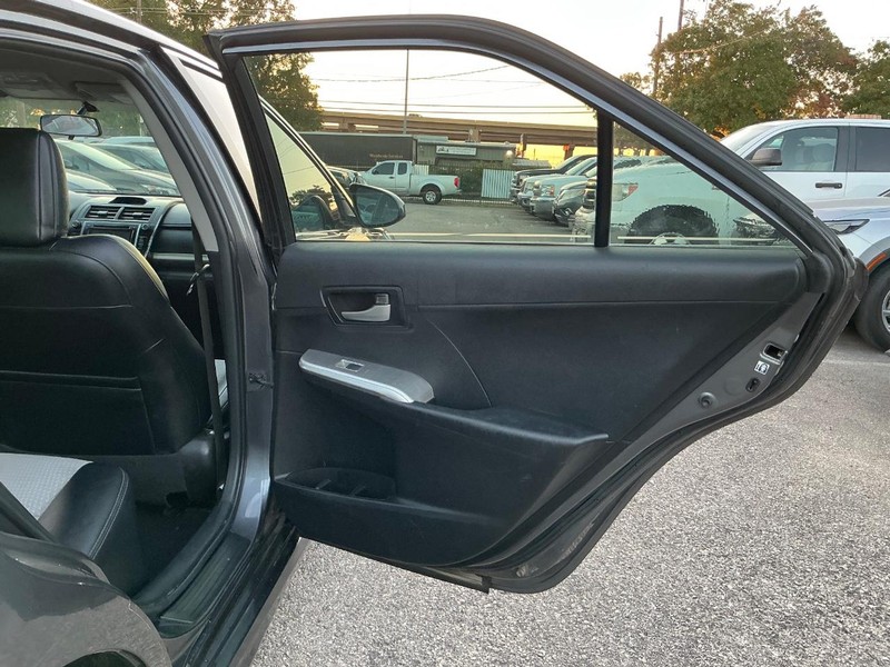 Toyota Camry Vehicle Full-screen Gallery Image 14