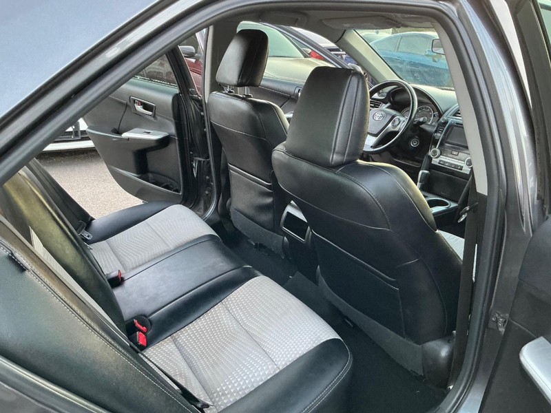 Toyota Camry Vehicle Full-screen Gallery Image 16