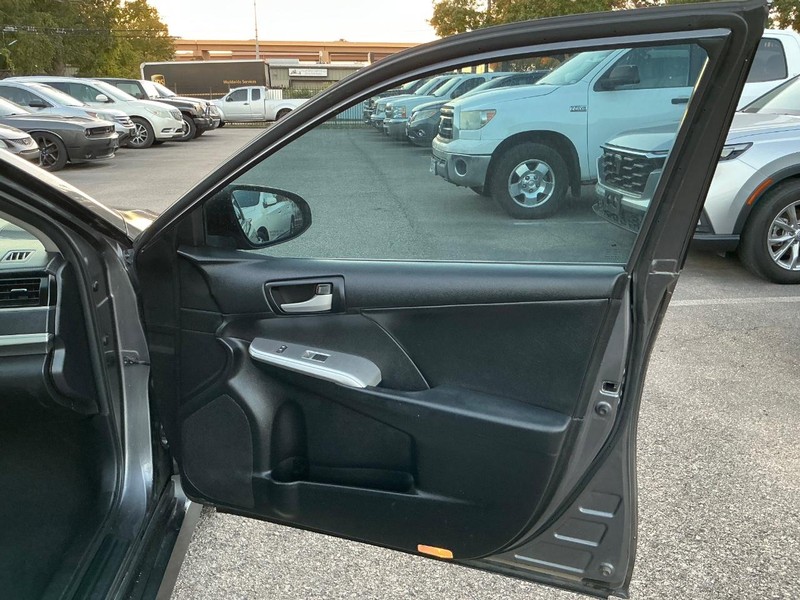 Toyota Camry Vehicle Full-screen Gallery Image 17