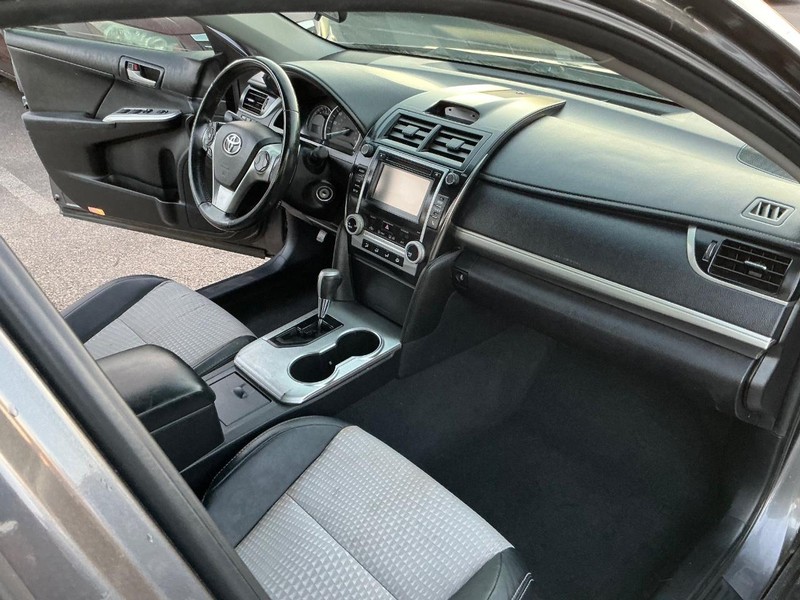 Toyota Camry Vehicle Full-screen Gallery Image 18