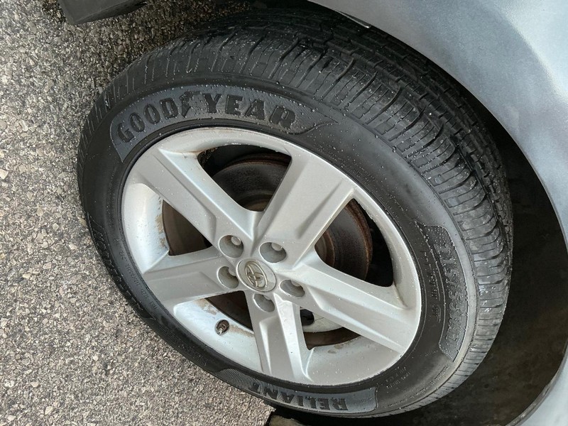 Toyota Camry Vehicle Full-screen Gallery Image 19