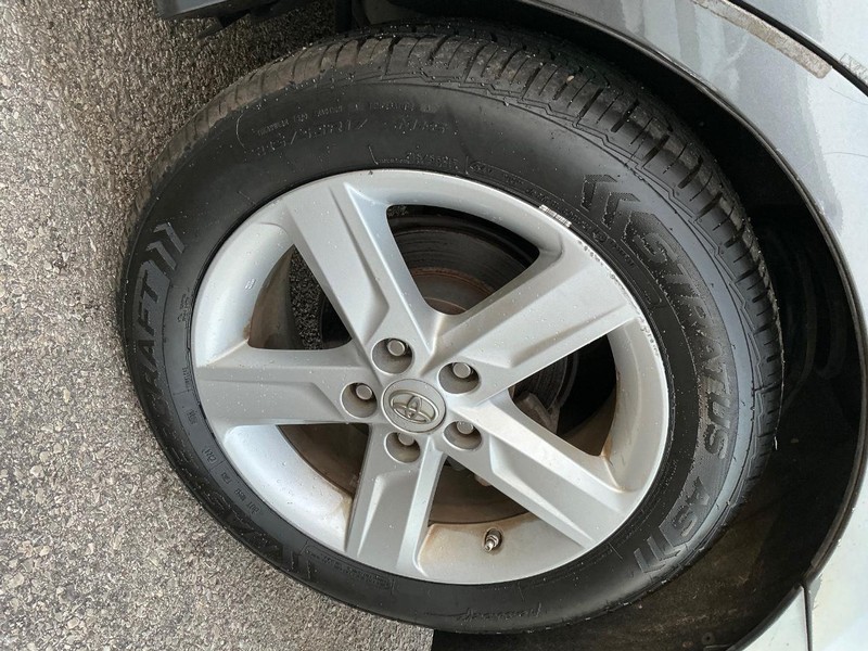 Toyota Camry Vehicle Full-screen Gallery Image 22