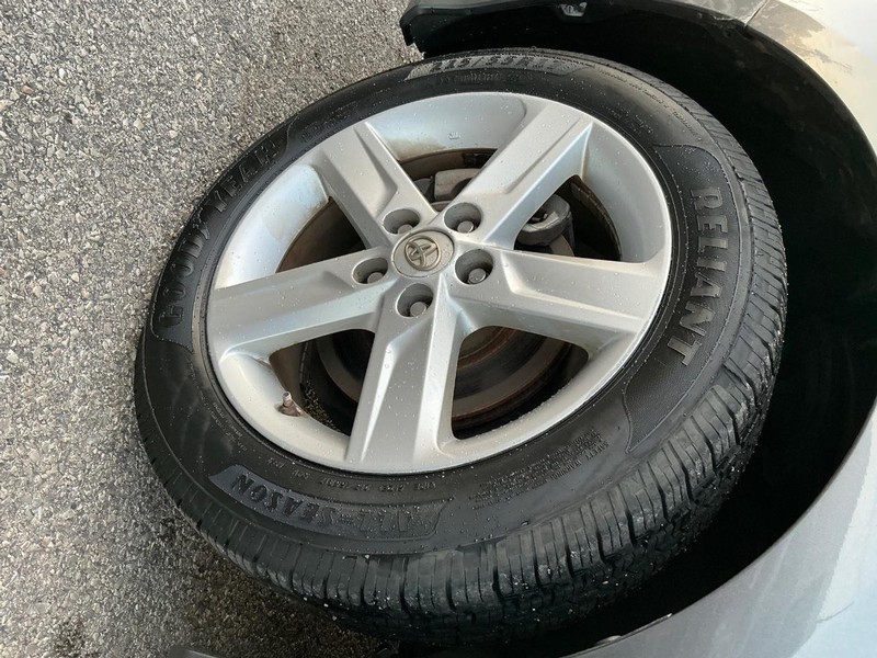 Toyota Camry Vehicle Full-screen Gallery Image 23