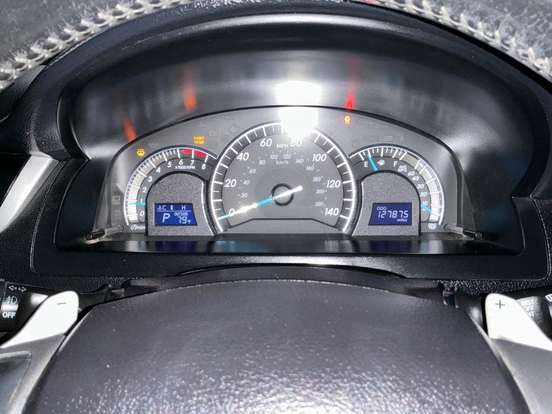 Toyota Camry Vehicle Full-screen Gallery Image 25