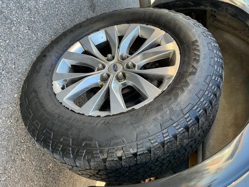 Ford F-150 Vehicle Full-screen Gallery Image 17