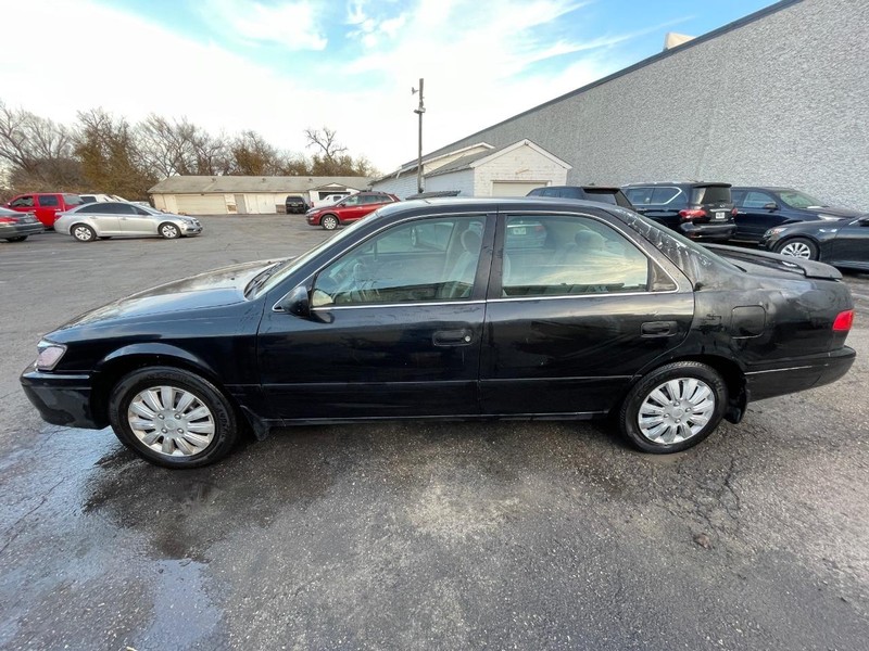 Toyota Camry Vehicle Full-screen Gallery Image 02